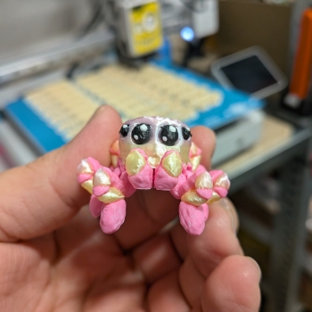 Pająk plus różowy - brelok do kluczy skakun